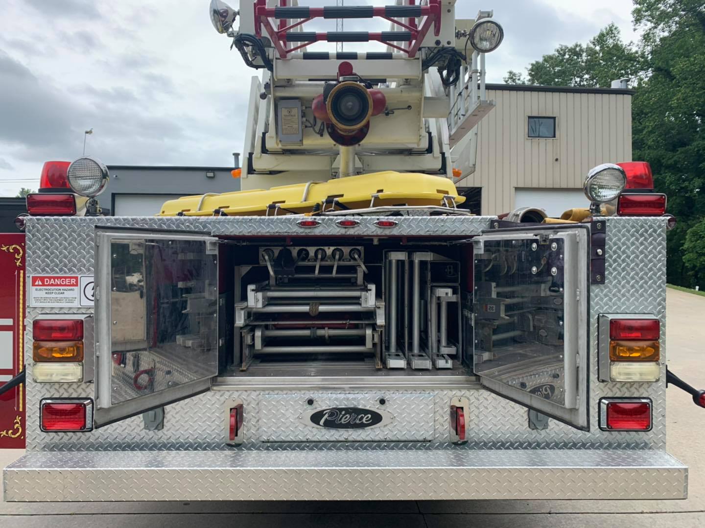 2004 Pierce Dash 100' MidMount Quint Used Truck Details